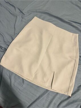 Lululemon Women's Cream Mini Skirt with Front Slit never worn